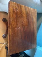 Petit gueridon en bois formant table à jeux, le plateau pivo… (photo 3)