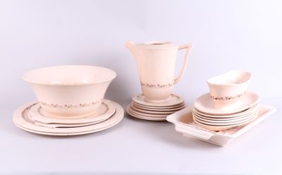 beaucoup de vaisselle et de tasses blanches sur la table