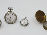 plusieurs types de montres de poche sont présentés sur une surface blanche