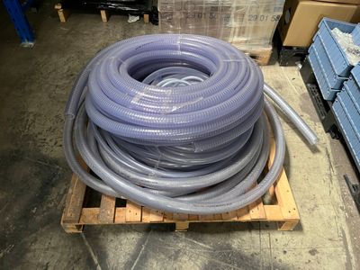 un tas de tuyaux posés sur une palette dans un entrepôt