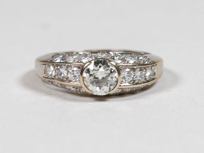gros plan d'une bague en diamant sur une surface blanche