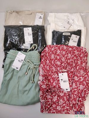 trois paires de pantalons pour homme, de couleurs et de tailles différentes
