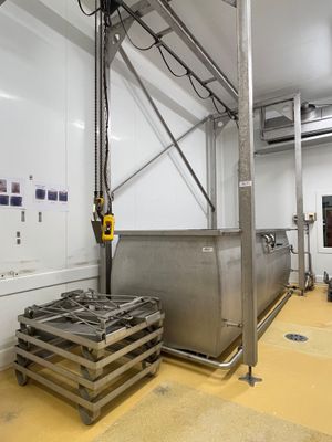 une grande machine placée au milieu d'une pièce