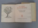 un livre ouvert sur lequel figure l'image d'un arbre