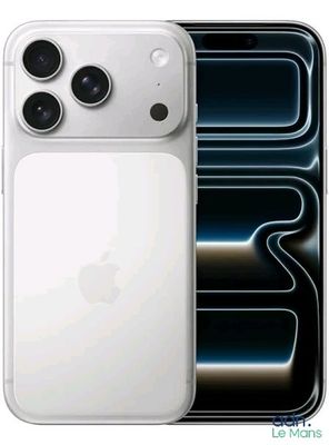 Un iPhone 11 Pro d'Apple est présenté à côté d'un iPhone 11
