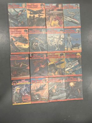 beaucoup de bandes dessinées qui sont sur la table