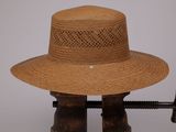 un chapeau marron posé sur une pince