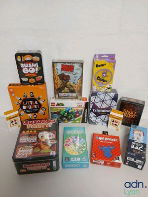 tout un tas de jouets et de jeux différents sur la table