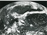 photographie en noir et blanc de la Terre vue de l'espace, montrant l'Europe et les États-Unis