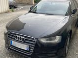 une Audi garée sur un parking à côté d'un immeuble