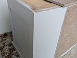 a box that is sitting on the ground in front of a wall