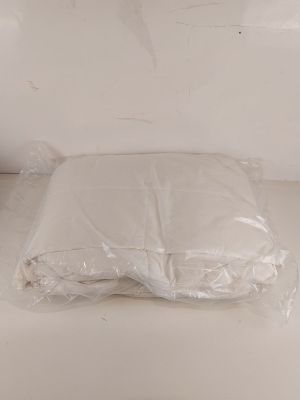 un sac de provisions posé sur un plan de travail à côté d'un four à micro-ondes