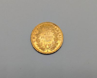 gros plan d'une pièce d'or sur une surface grise