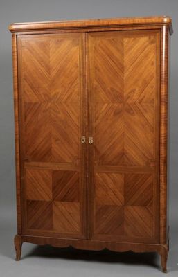 Armoire en marqueterie de style Transition H : 198 cm L : 12…