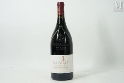 une bouteille de vin posée sur une table