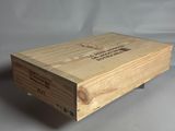 une boîte en bois portant un logo, posée sur une table