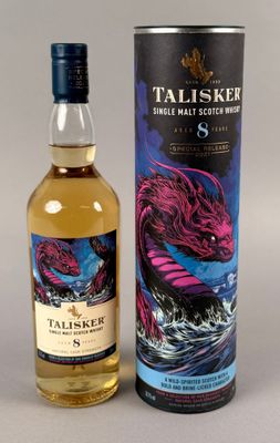une bouteille de whisky Talisker de 5 ans d'âge à côté d'un bidon