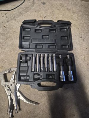 une trousse à outils posée sur le sol