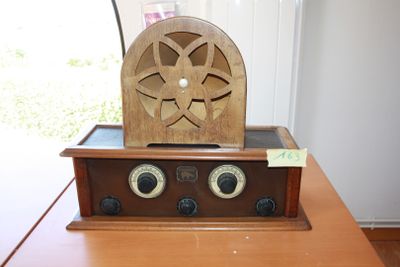 an old radio sitting on top of a wooden table