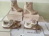 Plusieurs cartons de chaussures sont empilés les uns sur les autres sur un lit