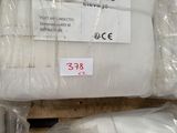 une pile d'oreillers blancs posée sur une palette en bois