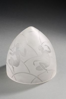 vase en verre translucide orné d'un motif floral sur l'extérieur