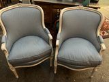 paire de chaises de style français avec un revêtement bleu, revêtement bleu, revêtement bleu, revêtement bleu, revêtement bleu, revêtement bleu, revêtement bleu