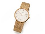gros plan d'une montre-bracelet sur une surface blanche
