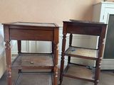 deux tables placées l'une à côté de l'autre dans la pièce