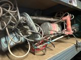 un tas d'outils posés sur une étagère dans un magasin