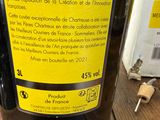 une bouteille de vin posée sur une table