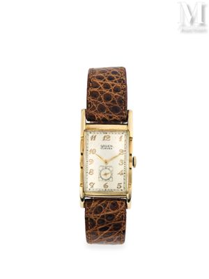 gros plan d'une montre sur fond blanc avec un bracelet marron