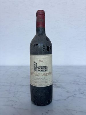 une bouteille de vin posée sur une table