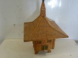 une petite maison en bois posée sur une table