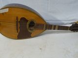un gros plan d'une mandoline posée sur une surface blanche