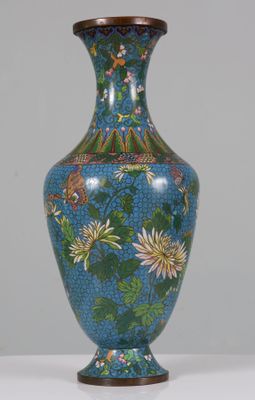 CHINE. Vase de forme balustre en bronze et émaux cloisonnés …