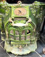 Poêle en fonte émaille verte à décor végétal. (photo 2)