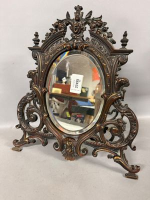un miroir ancien au motif ouvragé sur fond blanc