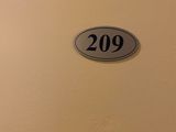 une photo d'une porte sur laquelle figure le numéro 2009