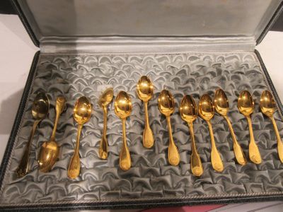 beaucoup de cuillères en or et de cuillères dans une boîte