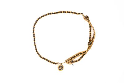 gros plan d'un bracelet sur fond blanc