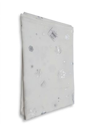 un gros plan sur un drap blanc orné d'étoiles et de flocons de neige argentés