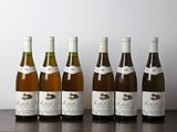plusieurs bouteilles de vin sont alignées sur une table