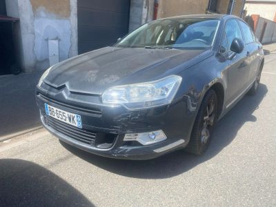 une photo d'une voiture grise garée sur le bord de la route