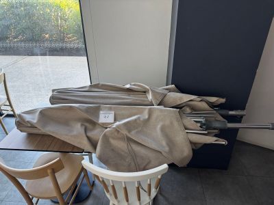 de nombreux parapluies posés sur la table