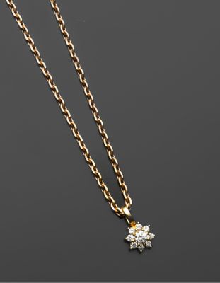 un collier avec un pendentif en or et diamants