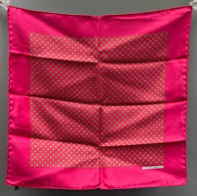 une écharpe rose suspendue à une corde à linge