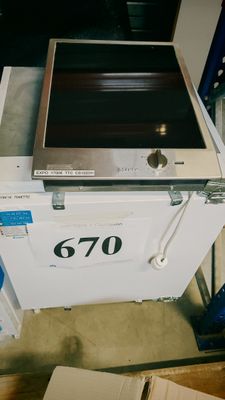 un réchaud posé sur une boîte