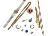 un assortiment de bijoux comprenant une montre, un bracelet, une bague et d'autres articles