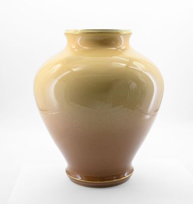 SEVRES Vase pansu en porcelaine à glaçure jaune dégradé, col…